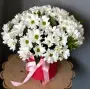 Букет из белых хризантем в коробке Летопись любви