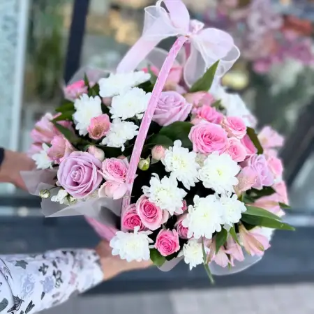 Корзина из роз и хризантем Вдохновение природы