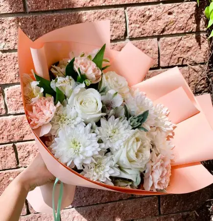 Букет из белых роз, альстромерий, хризантем гвоздик Цветы из сказки