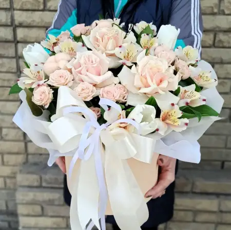 Букет в коробке из роз и орхидей Нежный флёр