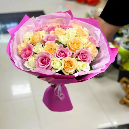 Букет из разноцветных роз Радужный Сад