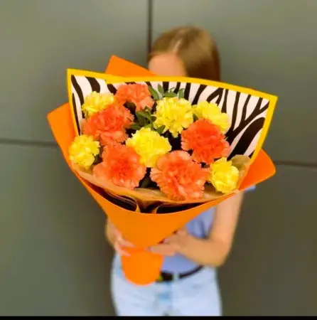 Букет из желтых и оранжевых гвоздик Яркий аромат