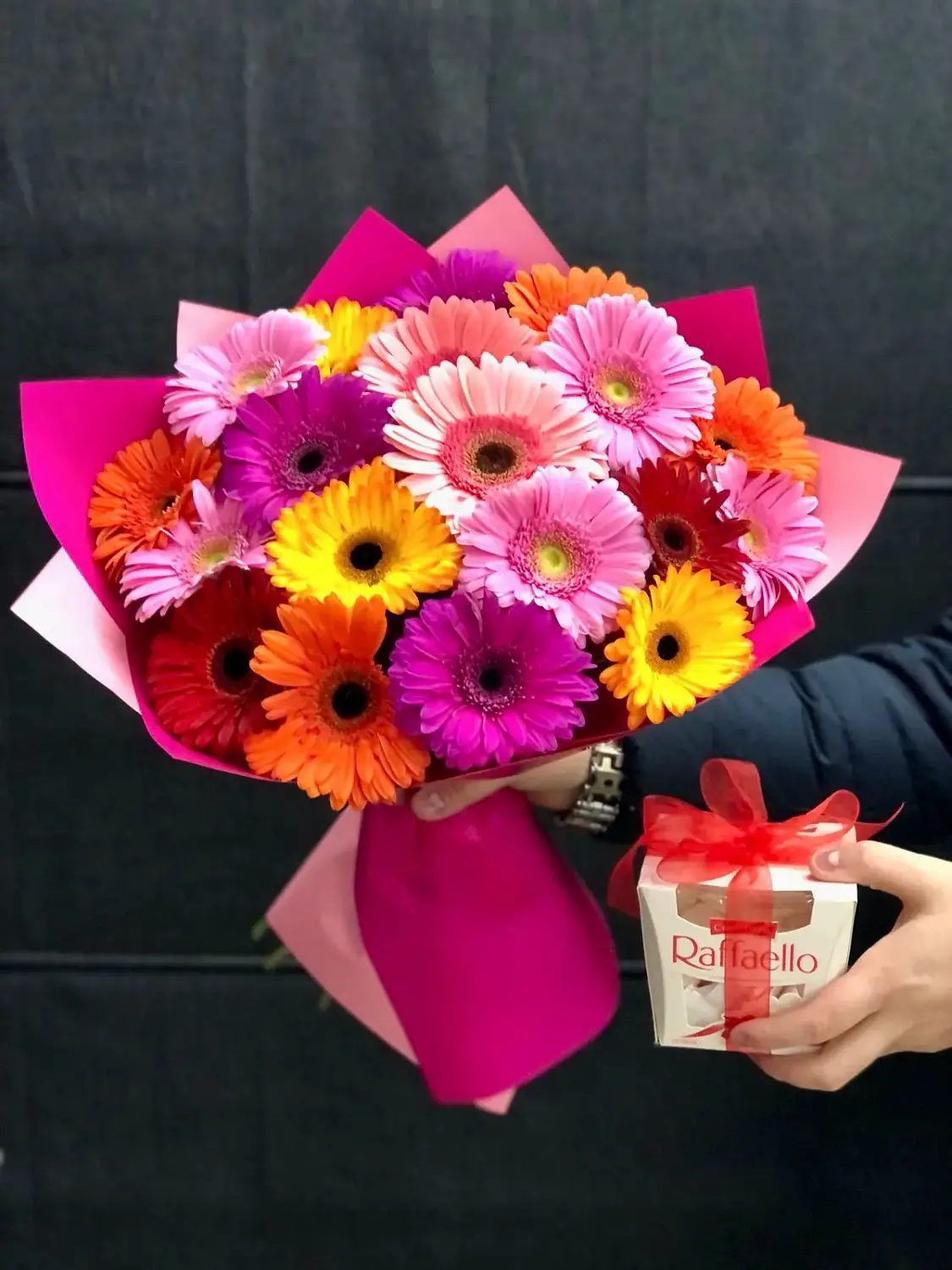 Подарочный набор с герберами и конфетами Рафаэлло