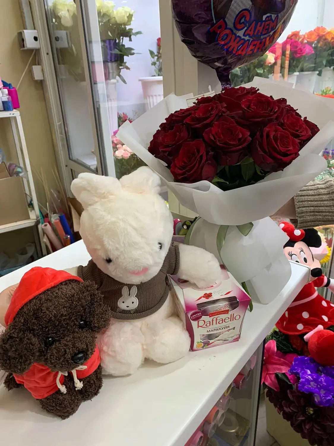 Подарочный набор с розами конфетами Раффаэлло и мишкой