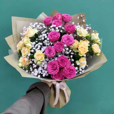 Букет из кустовых роз и гипсофилы Нежность рассвета