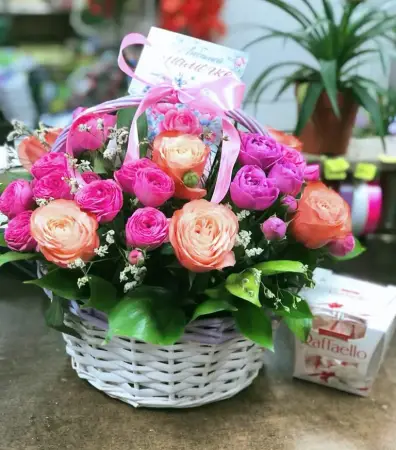 Подарочная корзина из роз и конфет Любимой мамочке