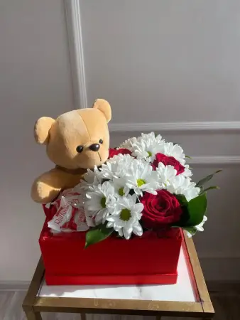 Подарочный набор из роз и хризантем с мишкой и конфетами Раффаэло Довольный Мишка