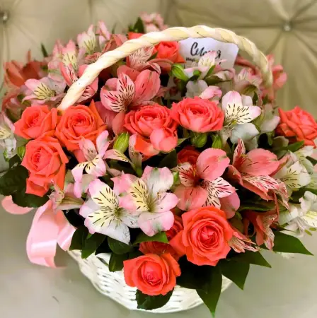 Корзина из кустовых роз и альстромерий Сад наслаждений