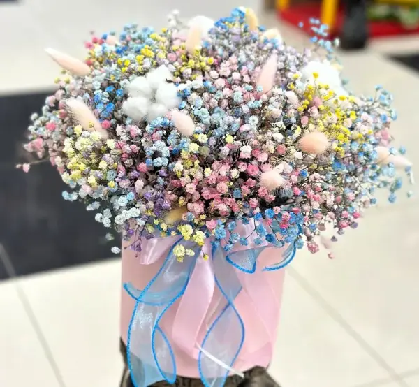 Композиция из разноцветной гипсофилы в коробке Радужные облака