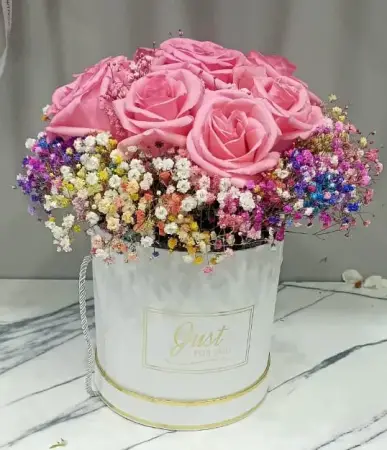 Букет из роз и гипсофилы в коробке Сказочная радость