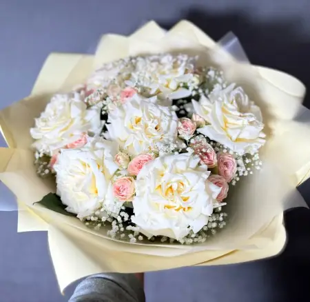 Букет из белых роз и гипсофилы Французский поцелуй