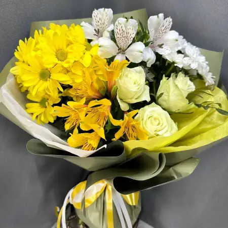 Букет из желтых хризантем роз и альстромерий Воспоминания о лете