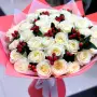 Букет из белых роз Зимняя вишня