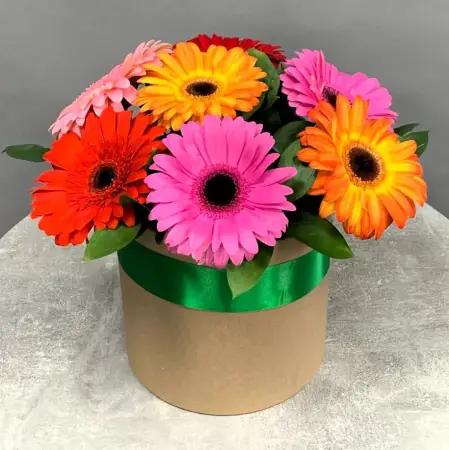 Букет в коробке из разноцветных гербер Море позитива