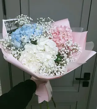 Букет из гортензий и гипсофилы Воплощение мечты