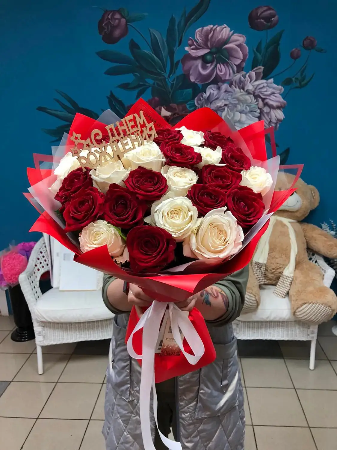 Букет из красных и белых роз День Рождения