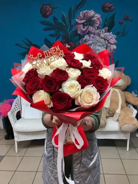 Букет из красных и белых роз День Рождения