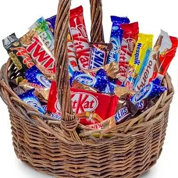 Подарочная корзина с шоколадными батончиками