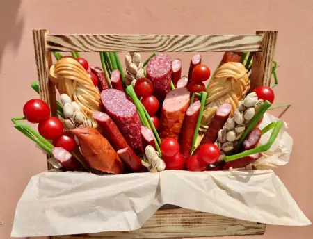 Подарочная корзина № 2 с колбасами и сыром