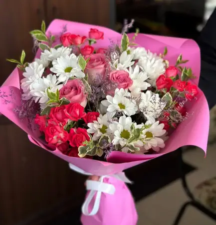 Букет из розовых роз и хризантем Малиновый свет