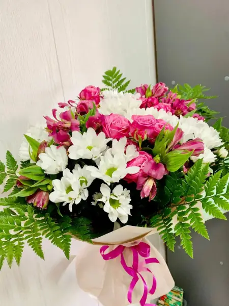 Букет из хризантем, альстромерий и кустовых роз Никогда не отпускай