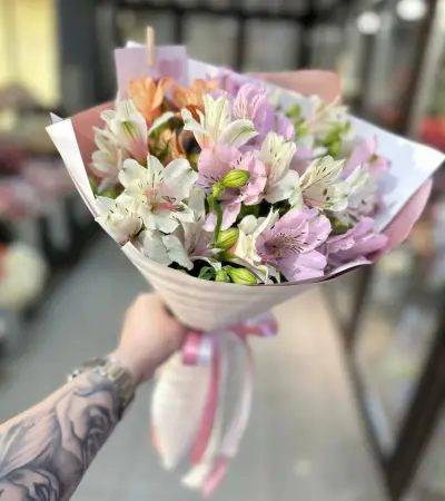 Букет из розовых и белых альстромерий Нежное очарование