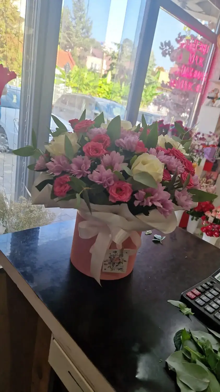 Композиция из роз и хризантем в коробке Вдумчивые выражения