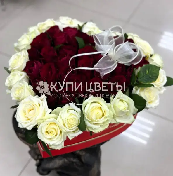 Коробка-сердце из красно-белых роз Пламенное сердце