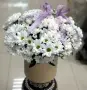 Букет из белых ромашковых кустовых хризантем в шляпной коробке Ромашковый рай