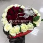 Коробка-сердце из красно-белых роз Пламенное сердце