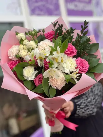 Букет из розовых роз, альстромерий и гвоздик Собрано с любовью