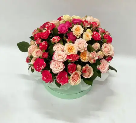 Кутстовые розы в шляпной коробке Созвездие