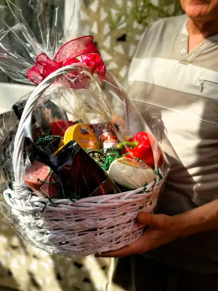 Корзина для мужчин с сырами, колбасой и кофе