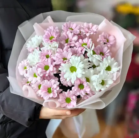 Букет из розовых и белых хризантем Искренняя симпатия