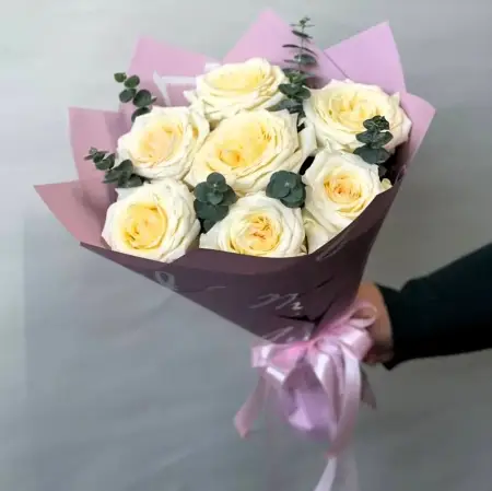 Букет из белых пионовидных роз и эвкалипта Императрица роз