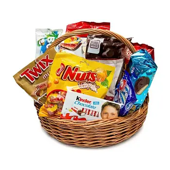 Корзина с конфетами и шоколадом 
