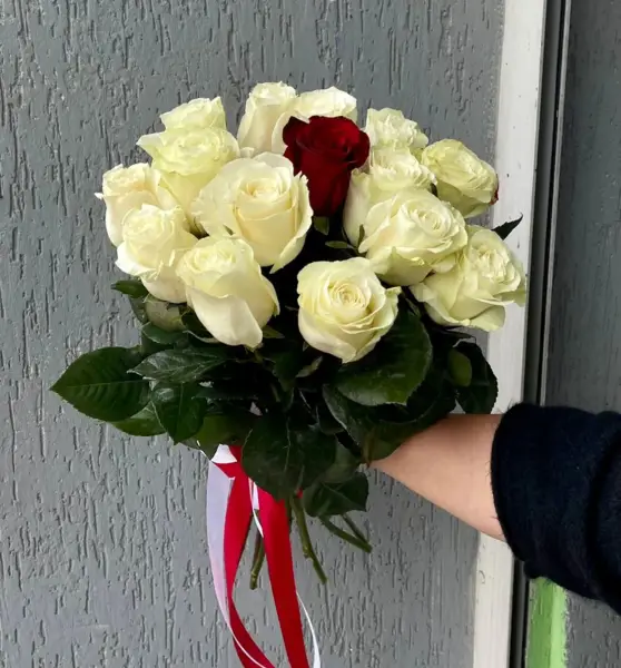 Букет из белых и красной розы В центре внимания