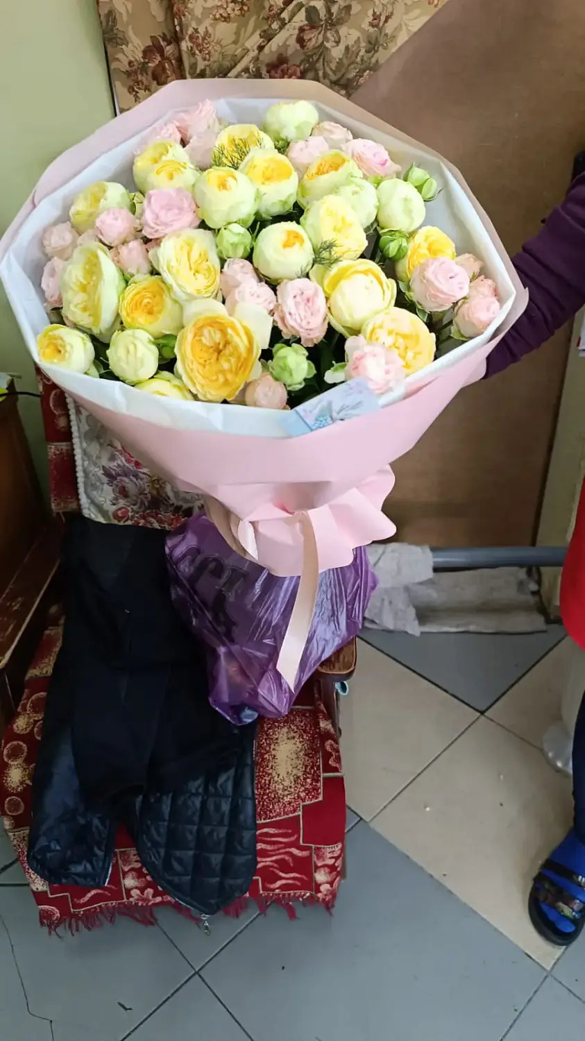 Букет из желтых и розовых пионовидных роз Яблочный десерт