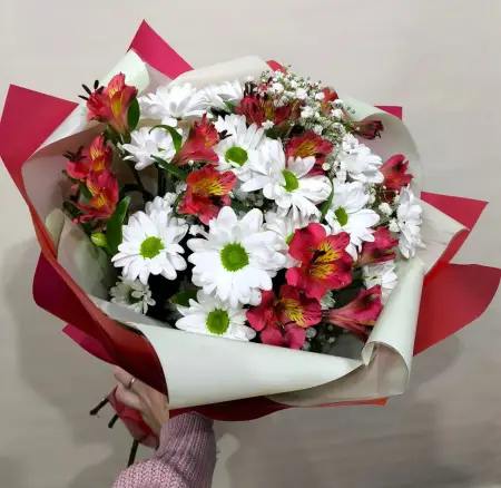 Букет из белых хризантем и альстромерии Серенада любви