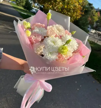 Букет из белых хризантем и эустом Блестящий и гламурный