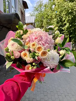 Букет из розовой гортензии кустовой и пионовидных роз Вау что это?