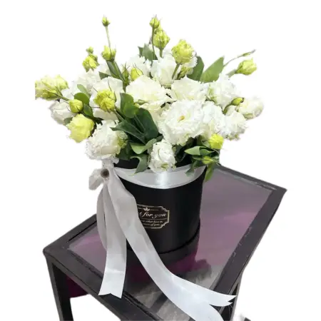 Композиция из белых эустом в коробке Элегантный намек