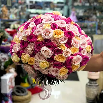 Букет из 101 разноцветной роза