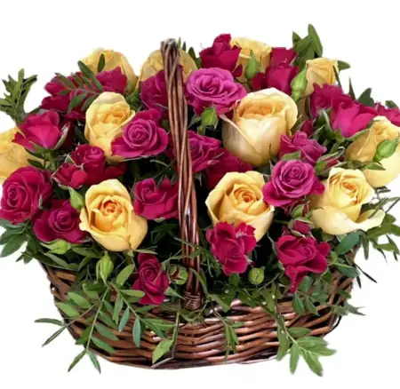 Корзина из кремовых и кустовых роз Джем