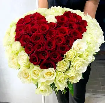 Букет из 75 красных и белых роз в форме сердца