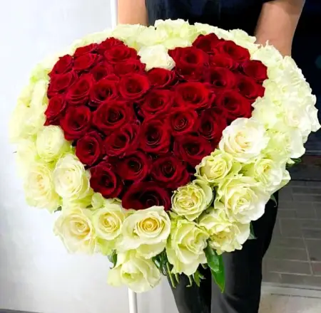 Букет из 75 красных и белых роз в форме сердца
