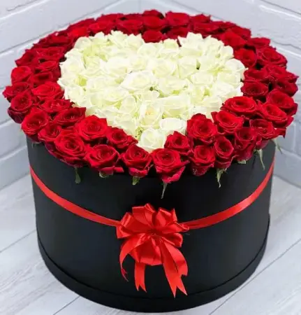 Букет в форме сердца из красных и белых роз в шляпной коробке