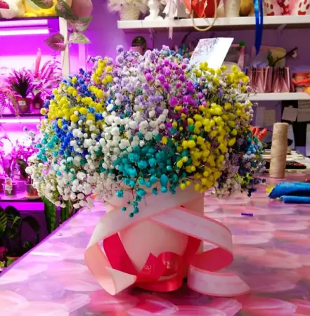 Шляпная коробка из разноцветной гипсофилы Волшебная шляпная коробка