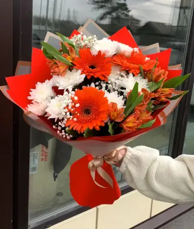 Букет из красных гербер и хризантем Алая заря