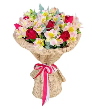 Букет из красных роз и альстромерий Манящий